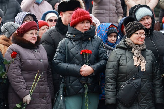 AFP/„Scanpix“ nuotr./Moterys, Samaroje atėjusios pagerbti Makijivkoje žuvusių Rusijos karių