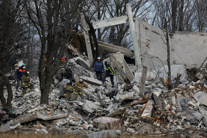 „Reuters“/„Scanpix“ nuotr./Po Ukrainos atakos Makijivkoje šalinamos nuolaužos