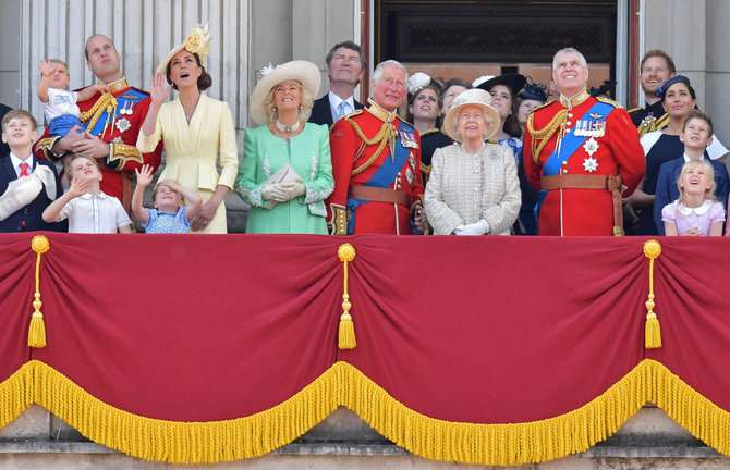 „Scanpix“ nuotr./Vėliavos pagerbimo ceremonijos Didžiojoje Britanijoje akimirka