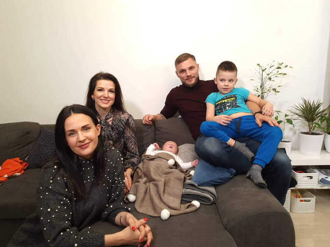 TV3 nuotr./Kristina Rimienė (antra nuo kairės) ir Sergejaus Maslobojevo šeima