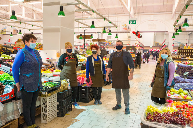 Partnerio nuotr./ Daržovių ir vaisių pardavėjai pasirūpina, kad ištisus metus nepritrūktume vitaminų: čia visada yra šviežių vaisių, uogų, šviežių bei raugintų daržovių