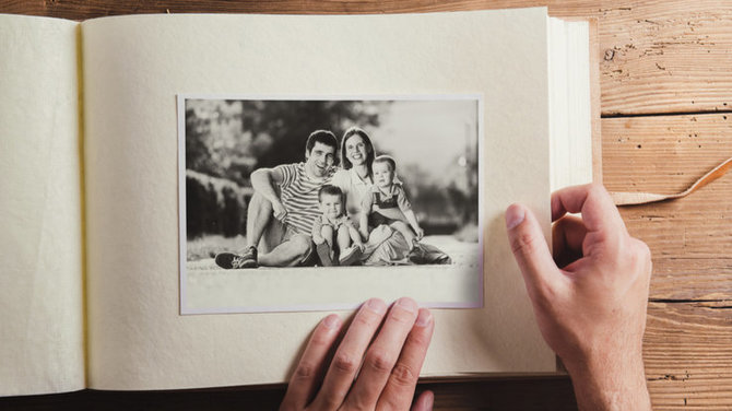 Shutterstock nuotr./Prikelkite brangiausius šeimos prisiminimus antram gyvenimui: patarimai, kaip skaitmenizuoti senas nuotraukas ir įrašus