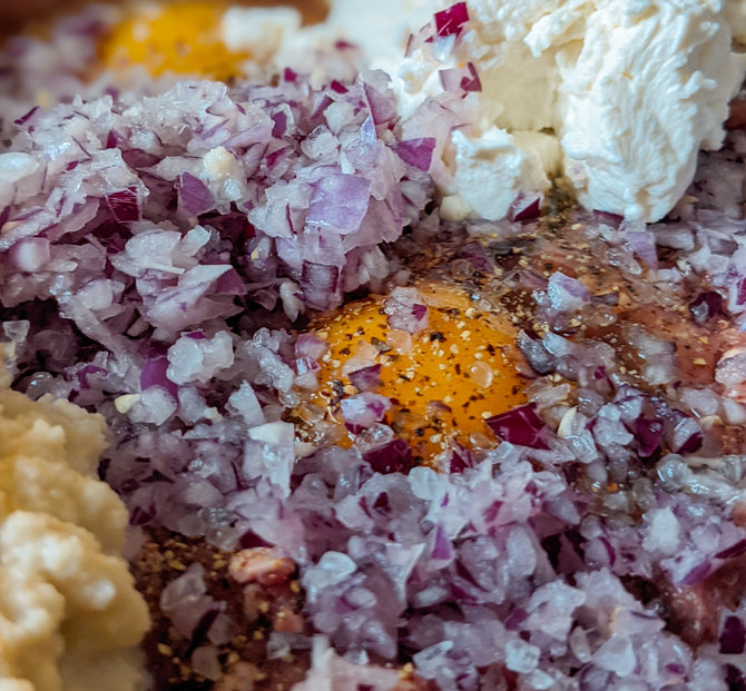 Aleksandro Kovganko nuotr./Nekasdieniai patiekalai: mėsos kukuliai su mocarelos sūriu marinara padaže