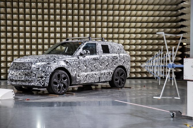 Gamintojo nuotr./Range Rover Sport elektromagnetinių bandymų laboratorijoje