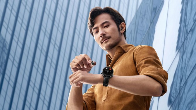 Huawei nuotr./Nauja išmaniųjų įrenginių kryptis: „Huawei“ sujungė laikrodį ir belaides ausines