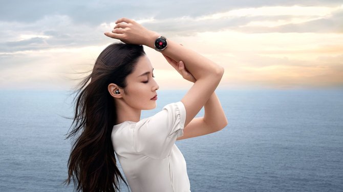 Huawei nuotr./Nauja išmaniųjų įrenginių kryptis: „Huawei“ sujungė laikrodį ir belaides ausines