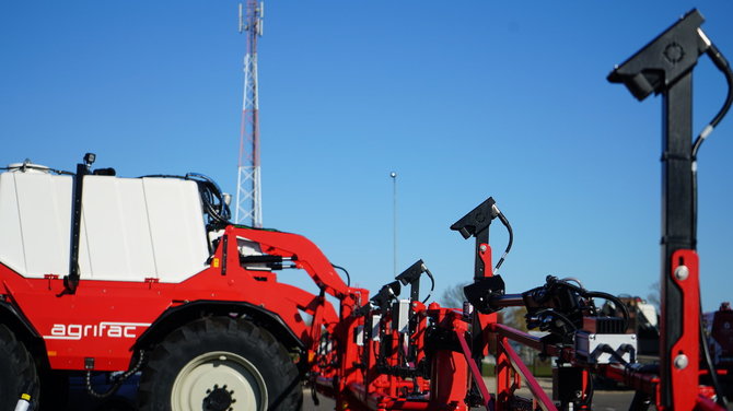 Self-propelled sprayer with cameras