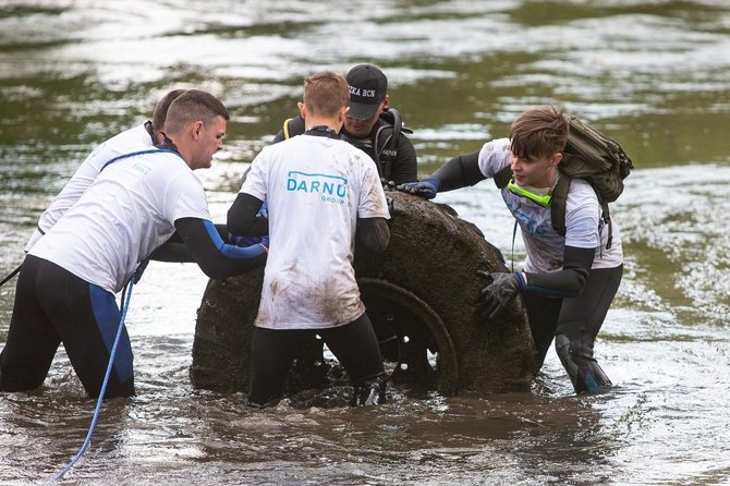 Cleaning up Vilnelė river