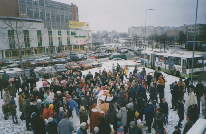Santa Claus visit at the Vilnius' Žirmūnai petrol station in 1998