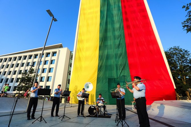Singing the national anthem in Kaunas Vienybės Sq. Photo SBA