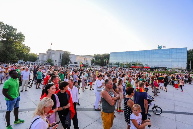 Singing the national anthem in Kaunas Vienybės Sq. Photo SBA