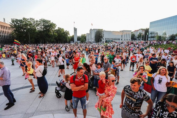 Singing the national anthem in Kaunas Vienybės Sq. Photo SBA