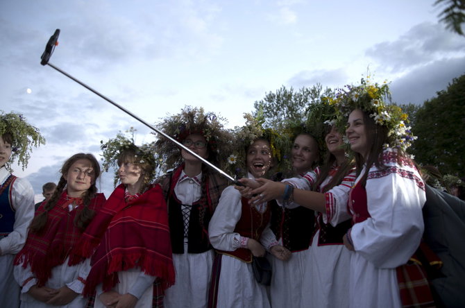 „Reuters“/„Scanpix“ nuotr./Merginos baltarusiškais tautiniais drabužiais