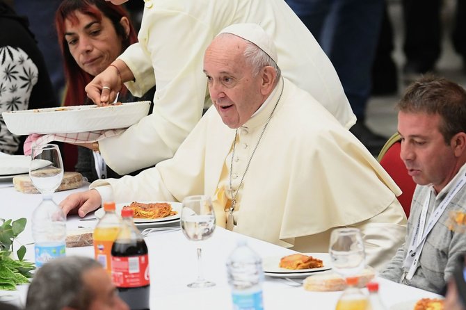 „Scanpix“/AGF/SIPA/Popiežius Pranciškus vakarieniauja su svečiais Vatikane