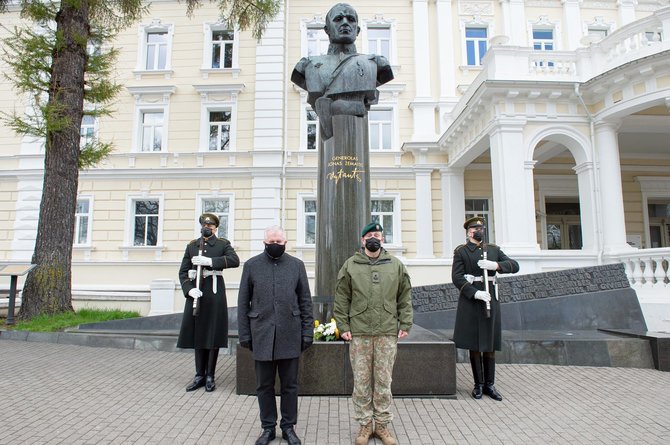 Alfredas Pliadis/Krašto apsaugos ministerijos nuotr. /Gėlių padėjimo ceremonija prie Jono Žemaičio-Vytauto paminklo