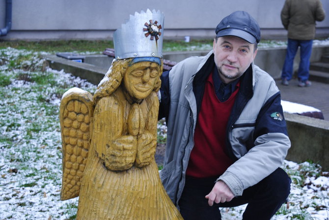 Agnės Liubertaitės nuotr./Ruslanas prie savo rankų darbo skulptūros savarankiško gyvenimo namų kieme