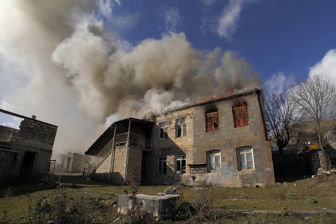 „Scanpix“/AP nuotr./Iš Kalnų Karabacho besitraukiantys armėnai degina savo namus