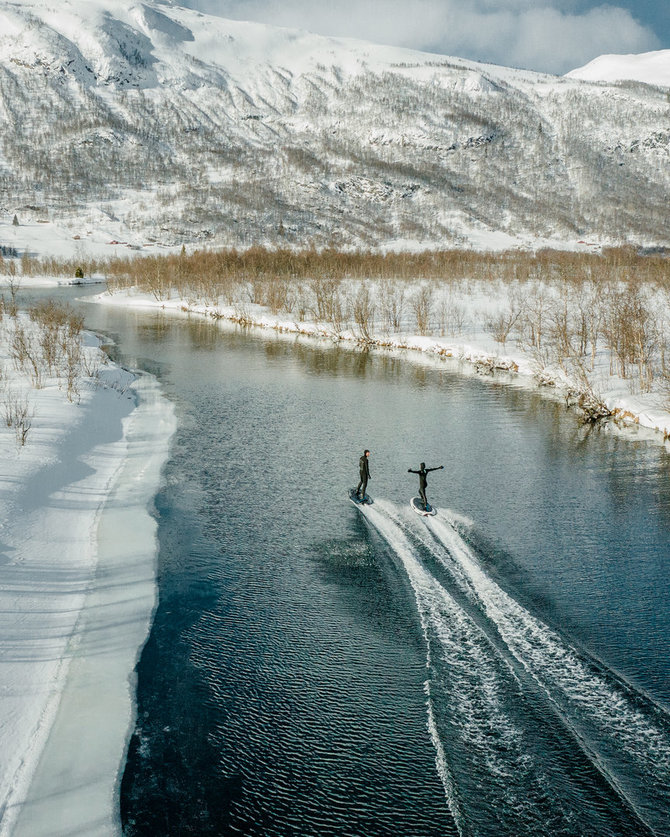 Asmeninio albumo nuotr./Plaukimas elektrinėmis vandenlentėmis Norvegijoje
