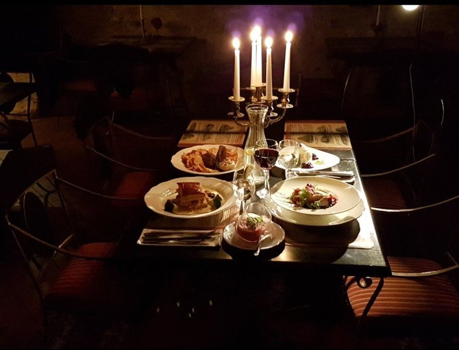 „Čagino“ restorano nuotr./Vakarienė tamsoje