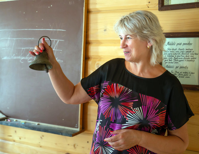 Ramūno Guigos nuotr./Muziejininkė A.Žalandauskienė senoviniu skambučiu kviečia į tarpukario mokyklos klasę