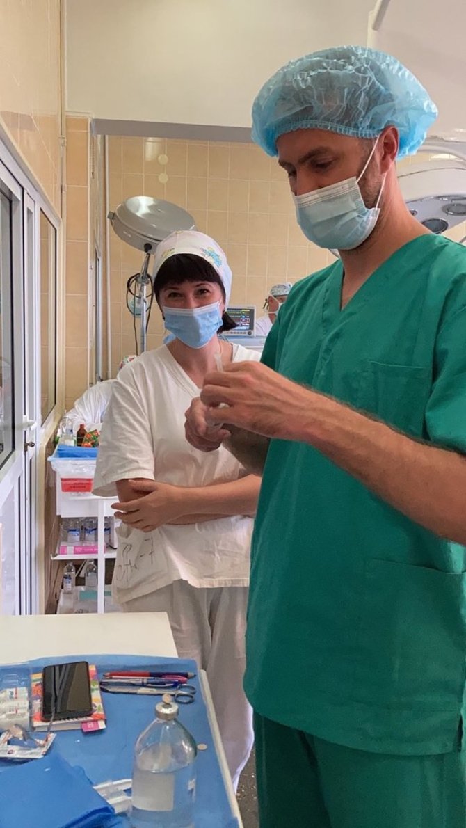 Santaros klinikų nuotr./Paulius Razmys su ukrainiete kolege