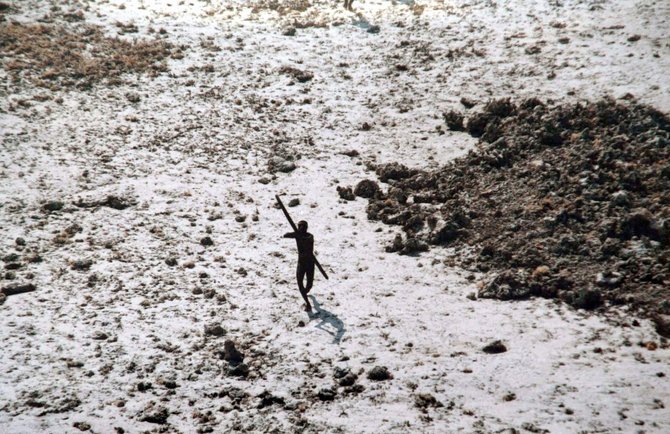 AFP/„Scanpix“ nuotr./Šiaurės Sentinelų salos gyventojas
