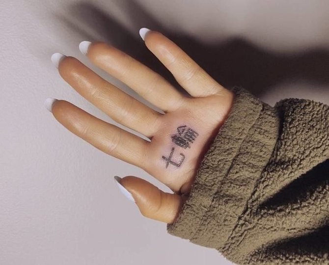 „Instagram“ nuotr./Arianos Grande nepavykusi tatuiruotė