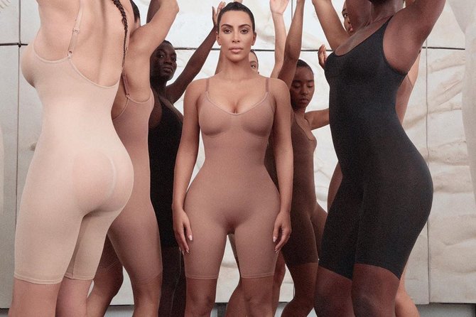 „Instagram“ nuotr./Kim Kardashian naujoji „Kimono“ baltinių linija