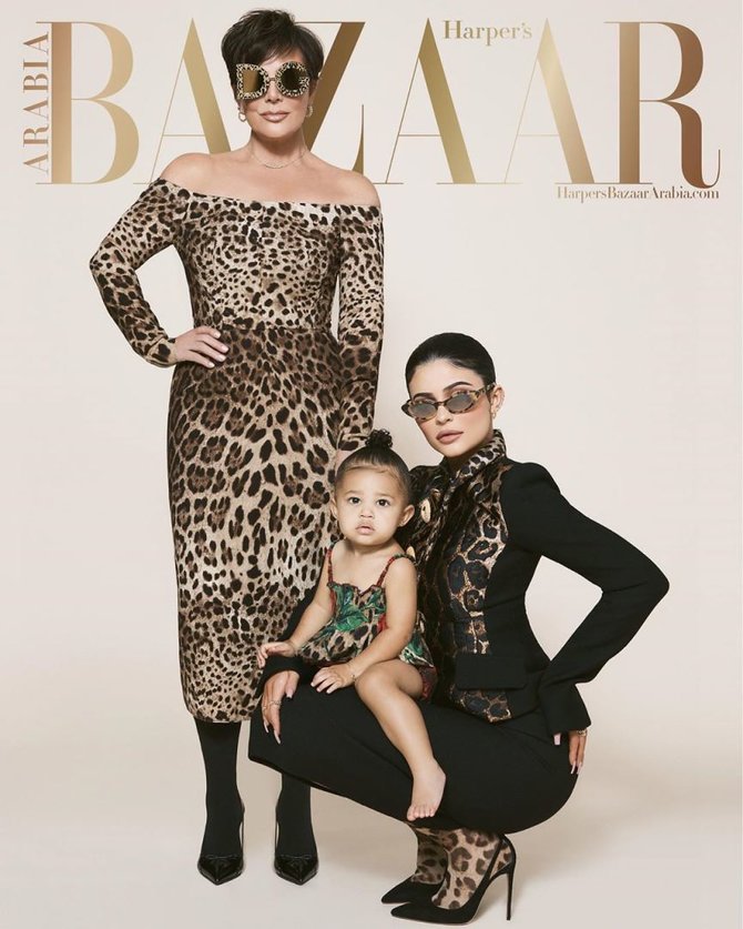 „Instagram“ nuotr./Kylie Jenner su dukryte Stormi ir mama Kris Jenner papuošė arabiškojo „Harper's Bazaar“ viršelį