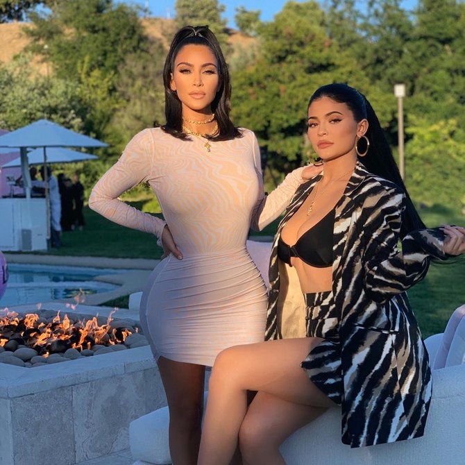 „Instagram“ nuotr./Kim Kardashian ir Kylie Jenner sesers gimtadienio vakarėlyje