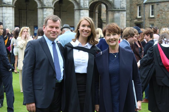 Asmeninio albumo nuotr./Marija Clara St Andrews universiteto baigime su tėčiu Petru Vyšniausku ir mama Dalia Vyšniauskiene