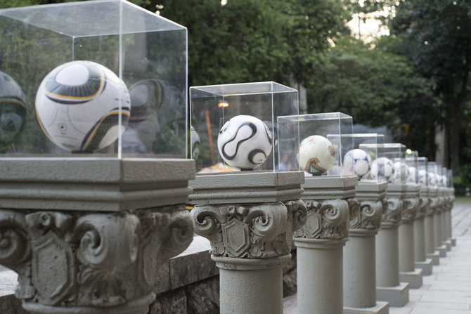Vida Press nuotr./Brazilijoje vykusio FIFA pasaulio futbolo čempionato kamuolių ekspozicija