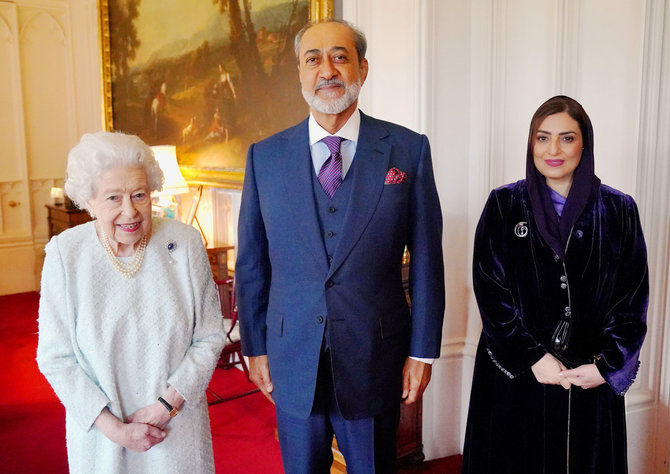 Vida Press nuotr./Elizabeth II susitiko su Omano sultonu Haithama bin Tareqa ir jo sutuoktine Sayyida Ahad bint Abdullah