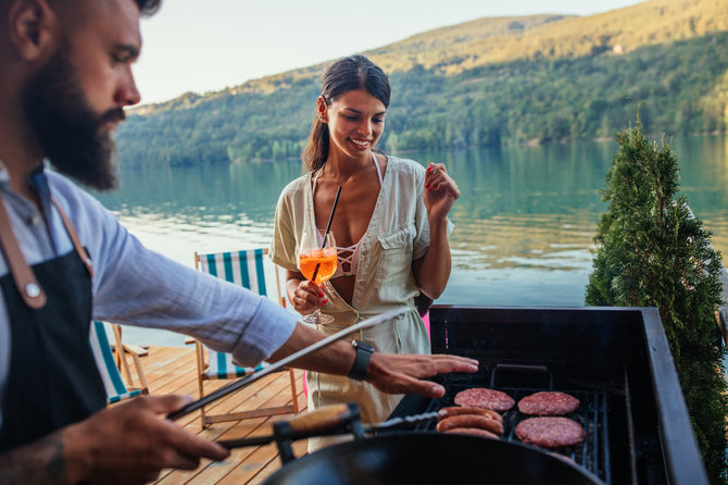 Shutterstock nuotr./Mėsa ruošiama grilinimui