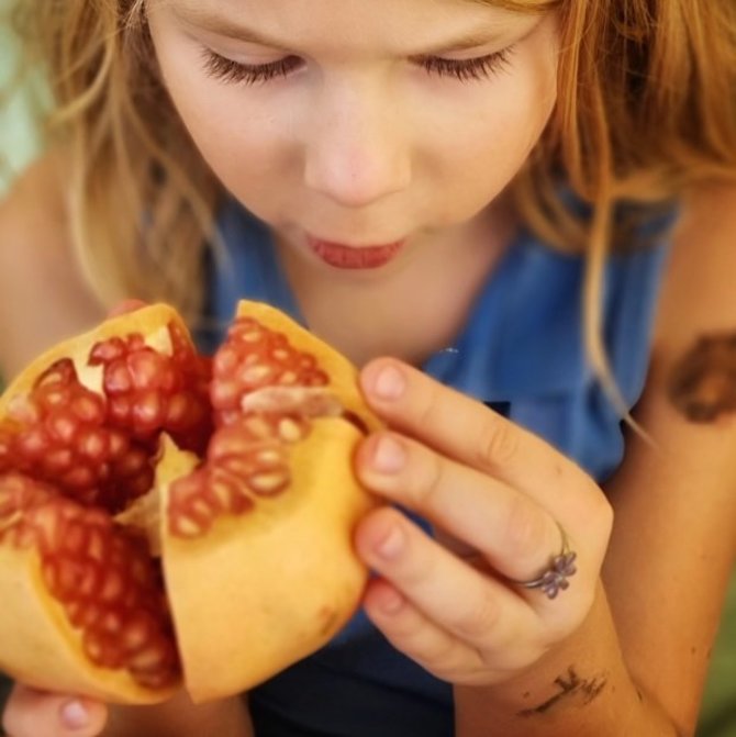Asmeninio albumo nuotr./Sofja ragauja savo mėgstamiausią vaisių granatą