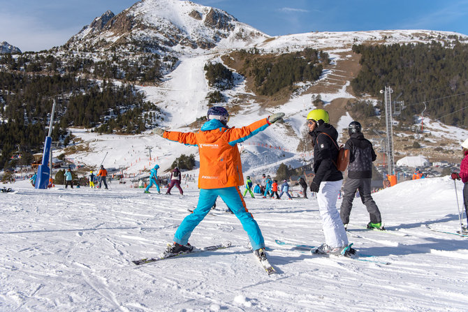 123RF.com nuotr./Andoroje instruktorius moko slidinėjimo pagrindų