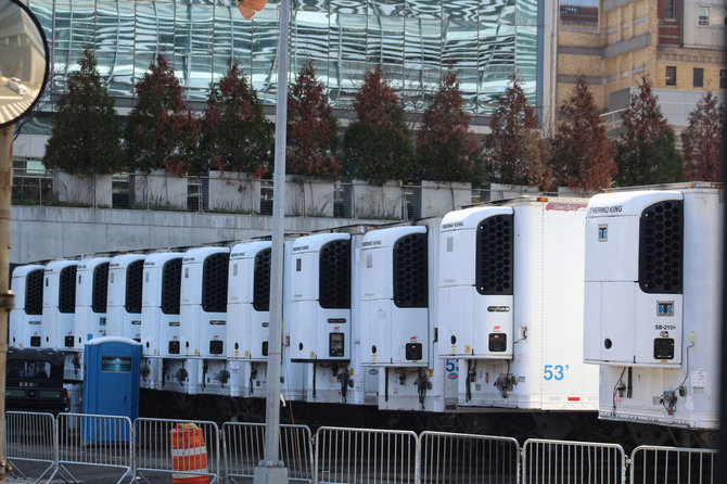 AFP/„Scanpix“ nuotr./Niujorke vietoj morgų naudojamos šaldomos sunkvežimių priekabos