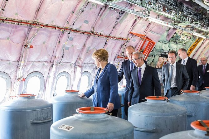 Bundesregierung/Denzel nuotr./A.Merkel apžiūri „Airbus“ modelio lėktuvą orlaivių parodoje Berlyne 2014 m.