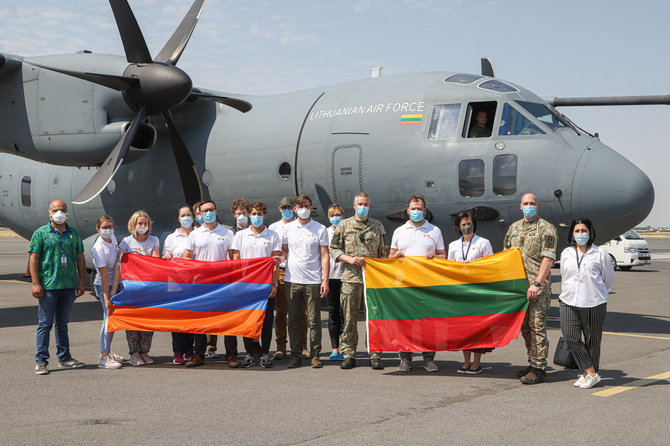 Sveikatos apsaugos ministerijos nuotr./Iš Armėnijos grįžta Lietuvos medikų ir ekspertų komandos nariai, dvi savaites padėję Armėnijai kovoti su koronaviruso (COVID-19) plitimu