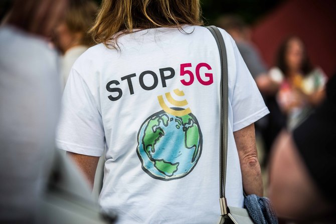 „Scanpix“ nuotr./Miunchene vykusio protesto prieš COVID-19 pandemiją dalyvė dėvi marškinėlius, raginančius stabdyti 5G tinklo plėtrą
