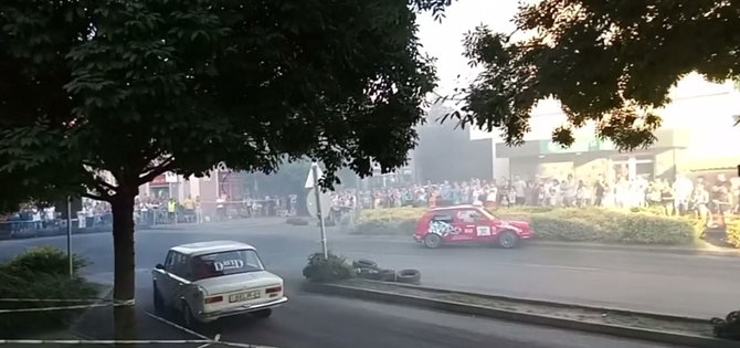 Stop kadras/Vengrijoje ralio automobilis įsirėžė į minią