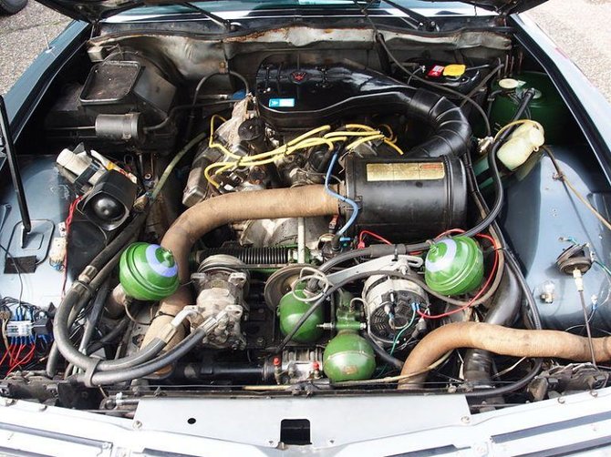 Wikimedia nuotr./Žvilgsnis po „Citroën SM“ kapotu – Maserati variklis yra sumontuotas viduryje, o žalios sferos yra važiuoklės komponentai