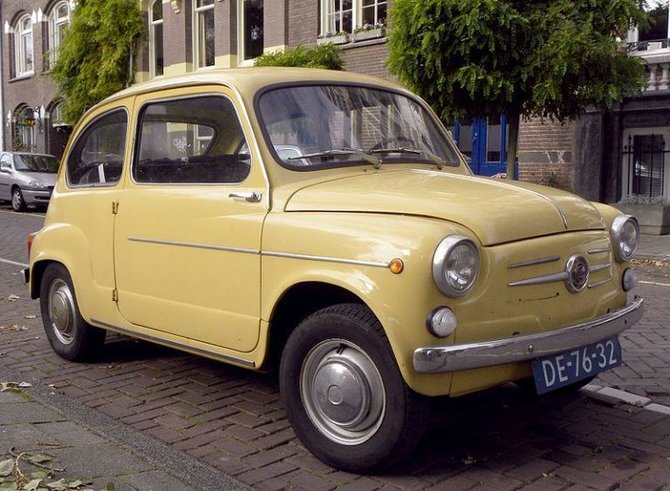 Wikimedia nuotr./SEAT 600 buvo pigus, bet pakankamai patikimas automobilis, suteikęs Ispanijos visuomenei daug optimizmo