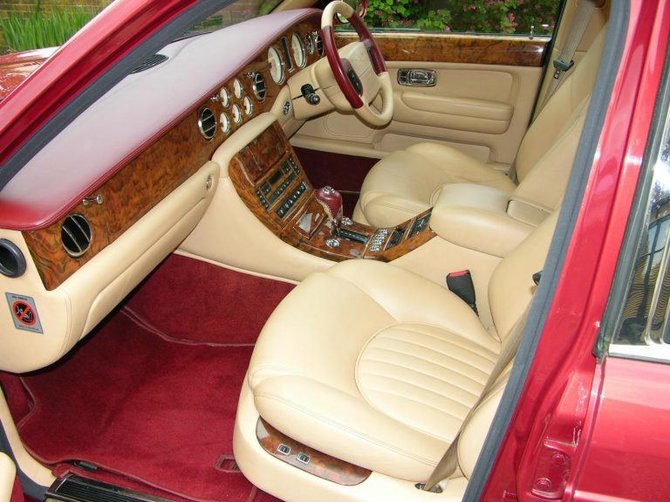 Wikimedia nuotr./Bentley Arnage, gamintas 1998-2009 metais, vis dar beveik neturėjo slenksčių
