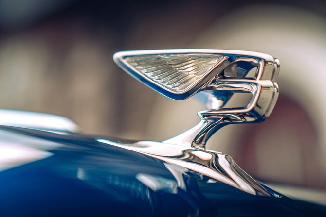 Gamintojo nuotr./„Bentley“ atnaujino „Flying B“ ženklelį