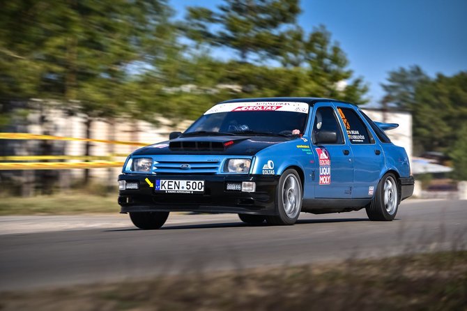 Organizatorių nuotr./Automobilių slalomo varžybų serijos „Liqui Moly“ akimirka