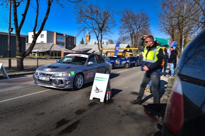 Organizatorių nuotr./Automobilių slalomo varžybų serijos „Liqui Moly“ akimirka