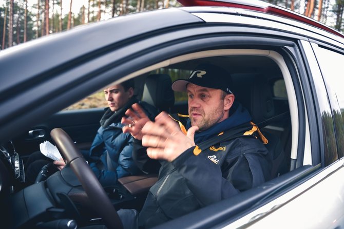 Vytauto Pilkausko nuotr./„Lietuvos metų automobilio“ komisijos nariai vertino automobilių savybes
