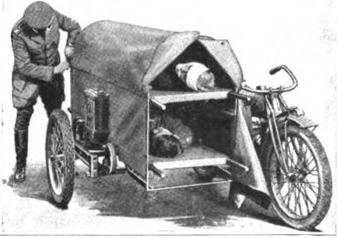 Wikimedia nuotr./Du sužeistuosius galintis gabenti medicininės pagalbos motociklas su priekaba 1918-ieji metai. (Wikimedia)