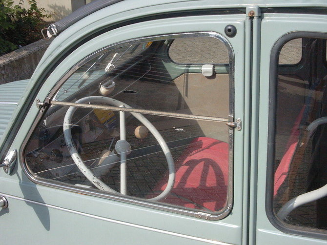 Wikimedia nuotr./Citroën 2CV langai neatsidarė į apačią – mechanizmas buvo per brangus, per sunkus ir netilpo į plonas dureles. Vietoje to buvo galima atidaryti tik pusę lango užimančią orlaidę